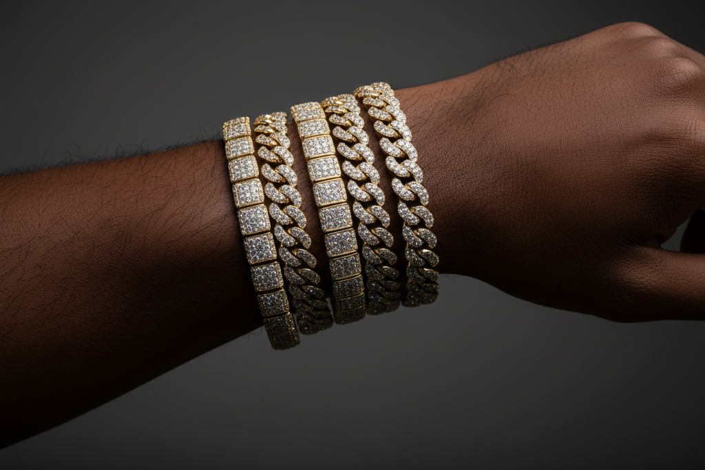 黑人模特单手的部位，手臂上很多毛，配戴很多条莫桑石迈阿密古巴链