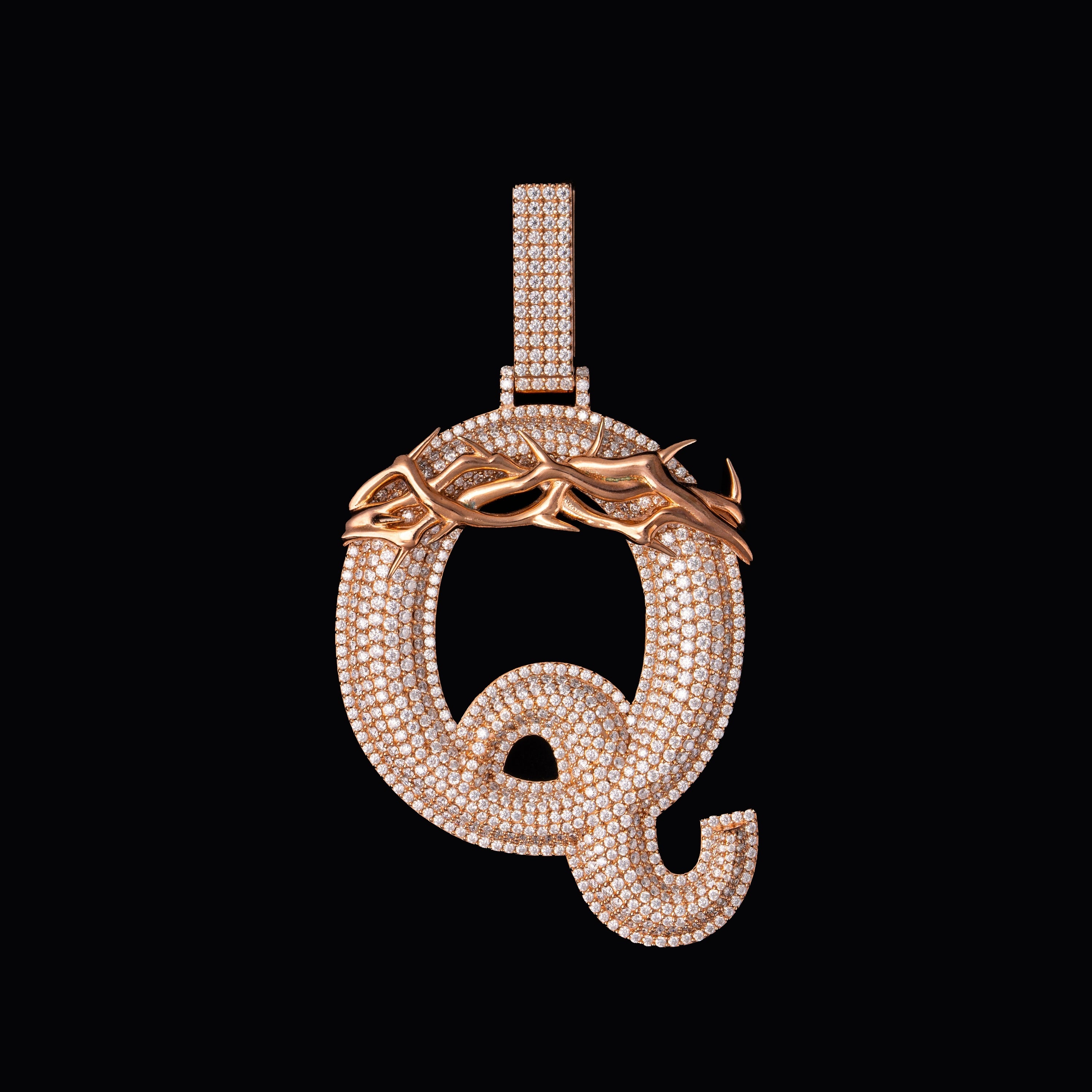 Moissanite Design letter Q pendant – product view