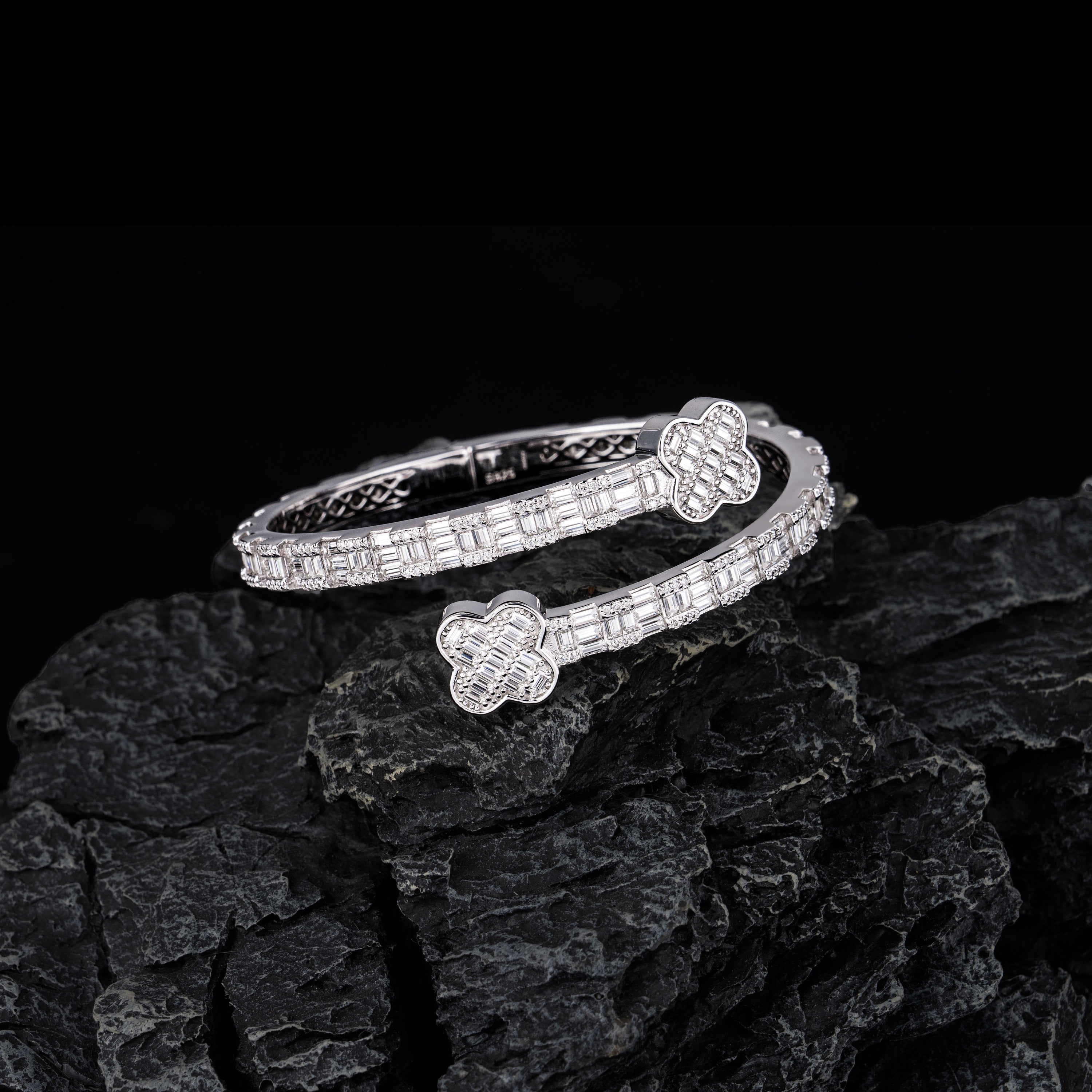 6MM Moissanite Four Leaf Clover Bangle by Sommarnox