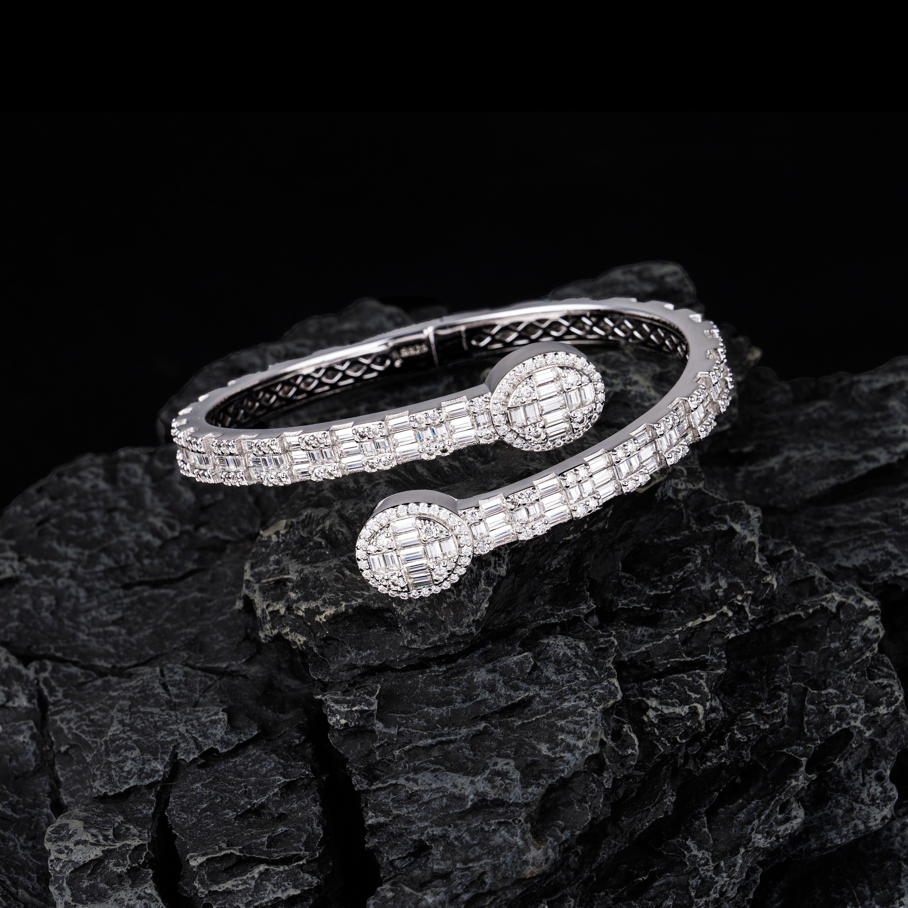 6MM Moissanite Ellipse Bangle by Sommarnox