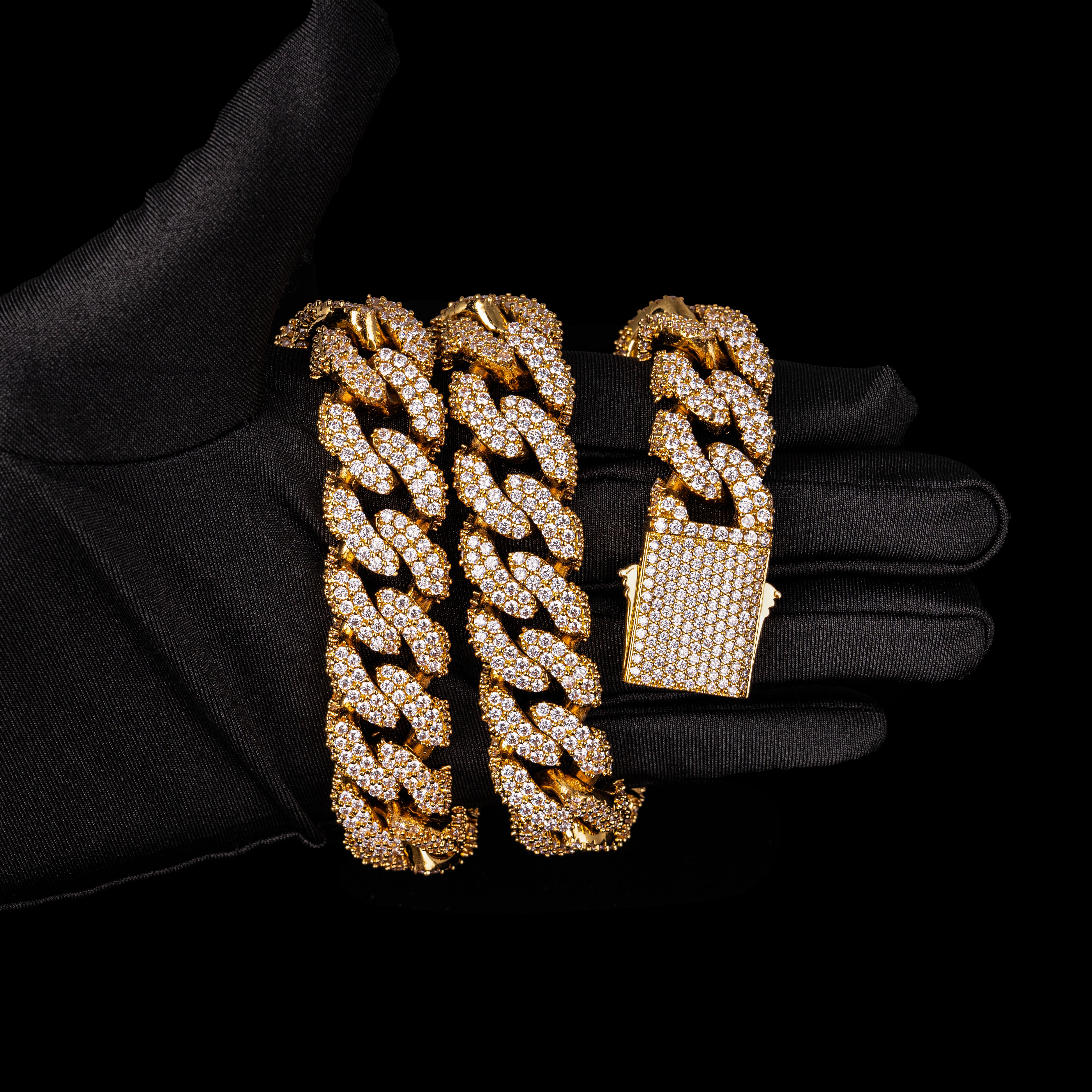 Premium VVS Cuban link chain by Sommarnox featuring flooded shine, heavyweight design, and luxury streetwear look.